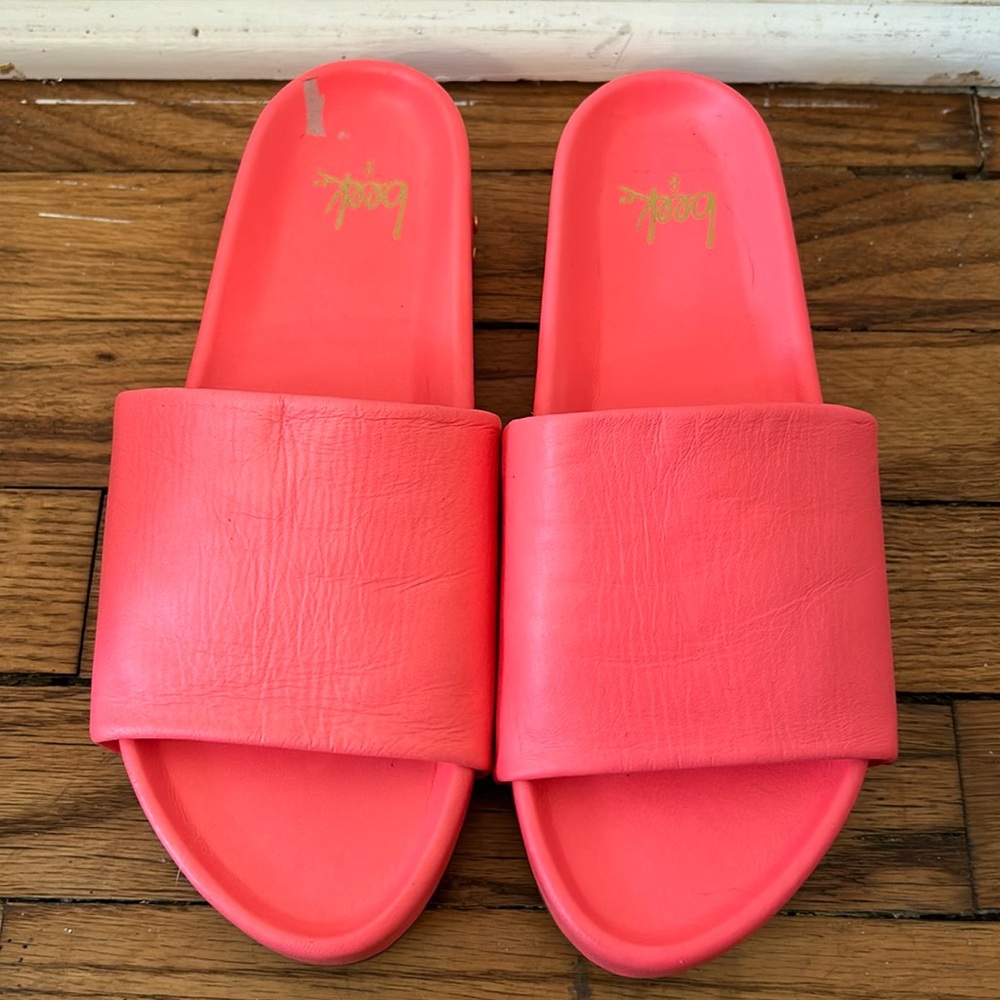 Beek Pelican platform slides